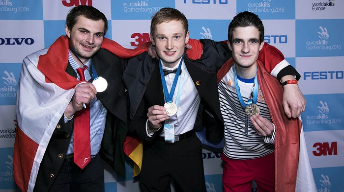 Großer Erfolg: Die Silbermedaille für den Ennstaler Fliesenleger Stefan Fuchs.