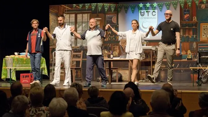Die Satire „Extrawurst“ von Dietmar Jacobs und Moritz Netenjakob hat Regisseur Marcus Strahl von der „Neuen Bühne Wien“ in das Waldviertel verlegt: Die Mitgliederversammlung des Tennisclubs UTC Ottenschlag soll über die Anschaffung eines neuen Grills abstimmen.