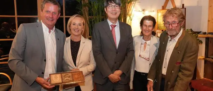 Bürgermeister Thomas Schäfauer, Dagmar Schäfauer, Botschafter Kiminori Iwama sowie Dorothea und Günther Klösch