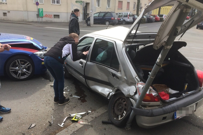 Nach ersten Informationen dürfte der Lenker des Pkw den Vorrang verletzt haben.