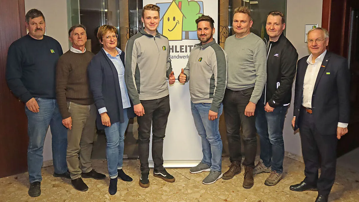 Kilian Lupinski (4.v.l.) hatte nach seinem Staatsmeistertitel viele Gratulanten