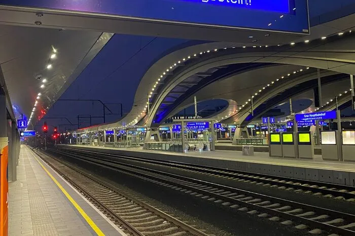 Leere Bahngleise am Grazer Hauptbahnhof
