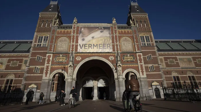 Die Kunstwelt blickt dieser Tage nach Amsterdam: Am Freitag wird im berühmten Rijksmuseum die bislang größte Vermeer-Schau aller Zeiten eröffnet. Bis 4. Juni sind 27 seiner Bilder zu sehen - eine Sensation, denn von Jan Vermeer sind nur 35 Bilder bekannt.