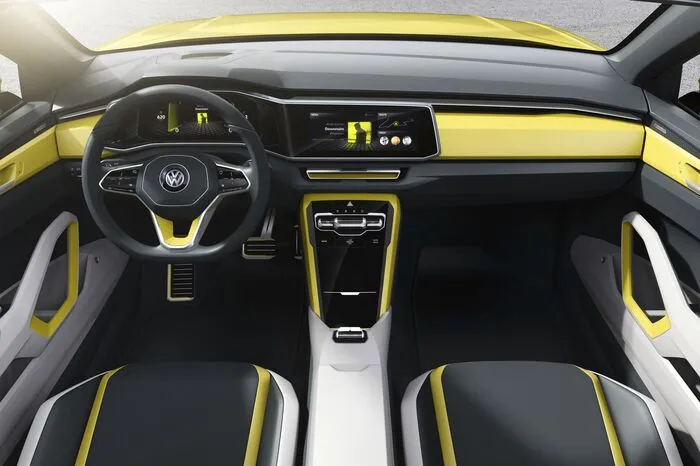 Das Interieur dieser Studie ist keine Science-Fiction, sondern ein Ausblick auf die mittelfristige Serie. Volkswagen setzt an Bord des T-Cross Breeze bereits ein nahezu schalterloses Bedienkonzept um.