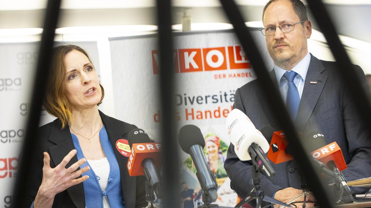 Chefverhandlerin Veronika Arnost (GPA) und Bundesspartenobmann Rainer Trefelik (WKÖ) am Mittwoch