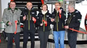 Und durch ist das Band: Bürgermeister Dieter Stangl, Planai-Chef Georg Bliem, Landesrätin Barbara Eibinger-Miedl, Peter Weichbold und Gerhard Wittmann (stellvertr. Aufsichtsratsvorsitzender)	 