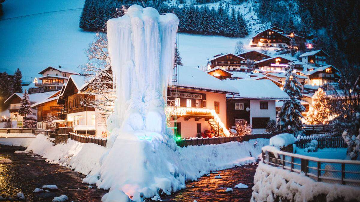 Zum ersten Mal ziert auch den Ortskern in Außervillgraten ein Eisberg. Die neue Generation der Eisberg-Bauer hat die Skulptur gemacht. Die Kulisse im Dorf ist imposant