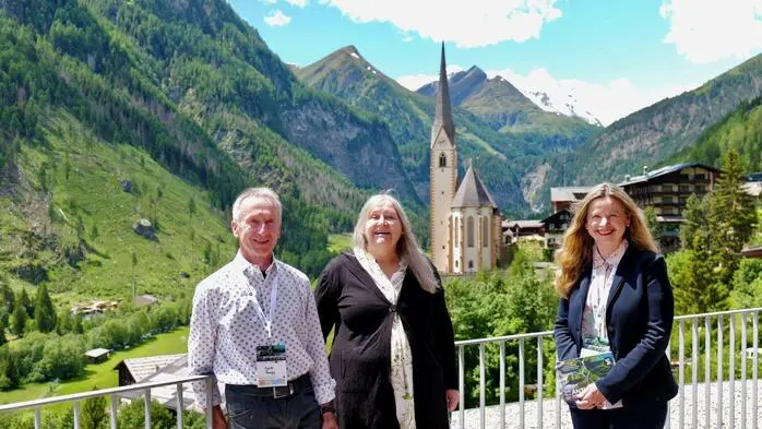 Die Vorstandsmitglieder Gustav Tengg und Melitta Fitzer mit „Pro Mölltal“-Obfrau Sabine Seidler