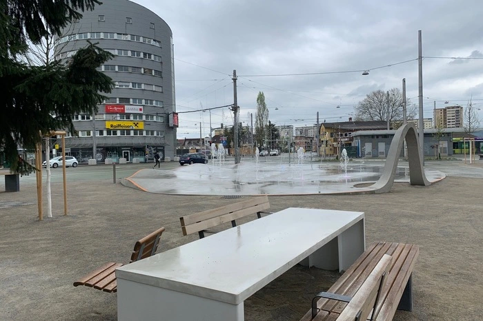 Auch Tisch und Bank sind zu finden, für alle die jausnen wollen.