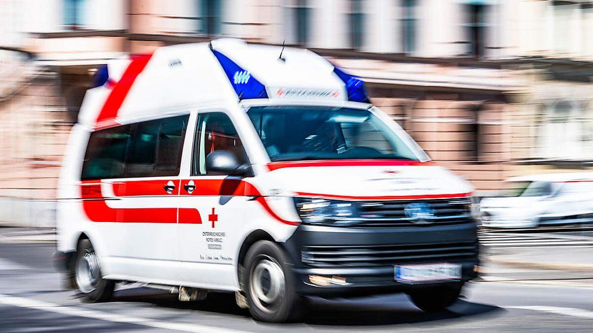 Der Verletzte wurde mit der Rettung ins Krankenhaus gebracht (Symbolfoto)