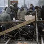 Hinter dem Stacheldrahtzaun in Mazedonien gärt es - Hunderte Flüchtlinge brachen heute durch