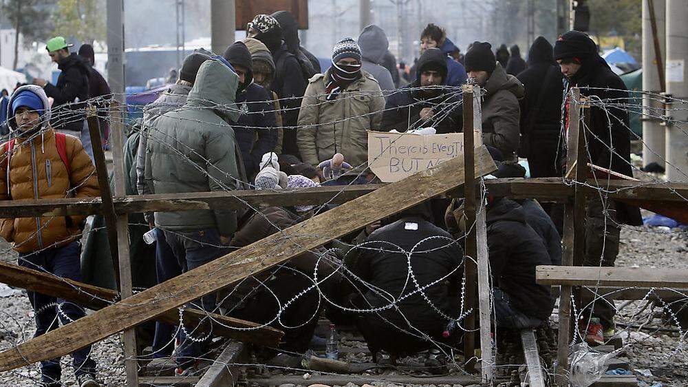 Hinter dem Stacheldrahtzaun in Mazedonien gärt es - Hunderte Flüchtlinge brachen heute durch