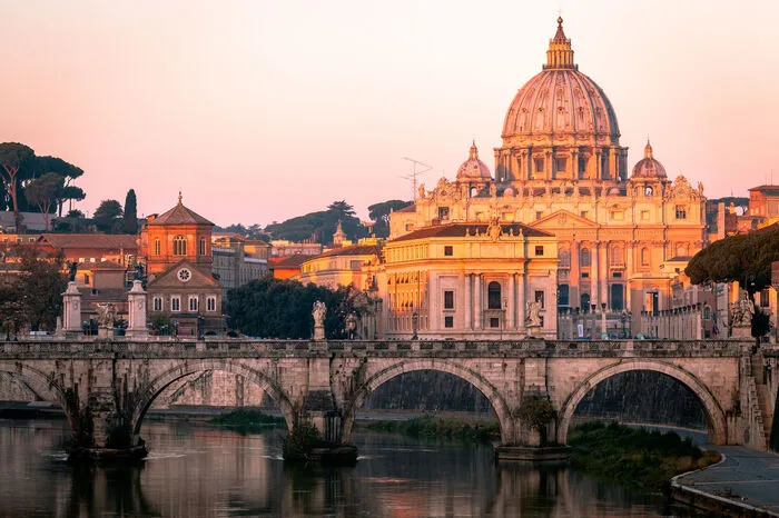 Die Hauptstadt Italiens ist nicht nur eine wirtschaftliche Metropole, sondern auch eine lebendige und kulturelle Stadt mit zahlreichen Sehenswürdigkeiten. Bei einem italienischen Eis bietet sich ein Spaziergang durch die Altstadt perfekt an.