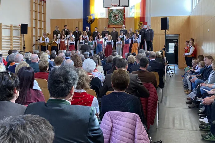 Der Gemischte Chor Heimatklang und der Männerchor standen unter der Leitung von Siegi Hoffmann.