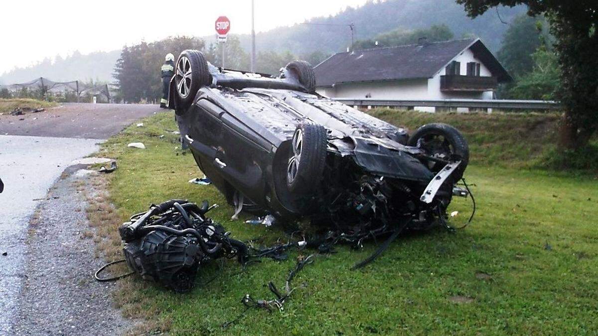 Das Auto blieb schwer beschädigt auf dem Dach liegen