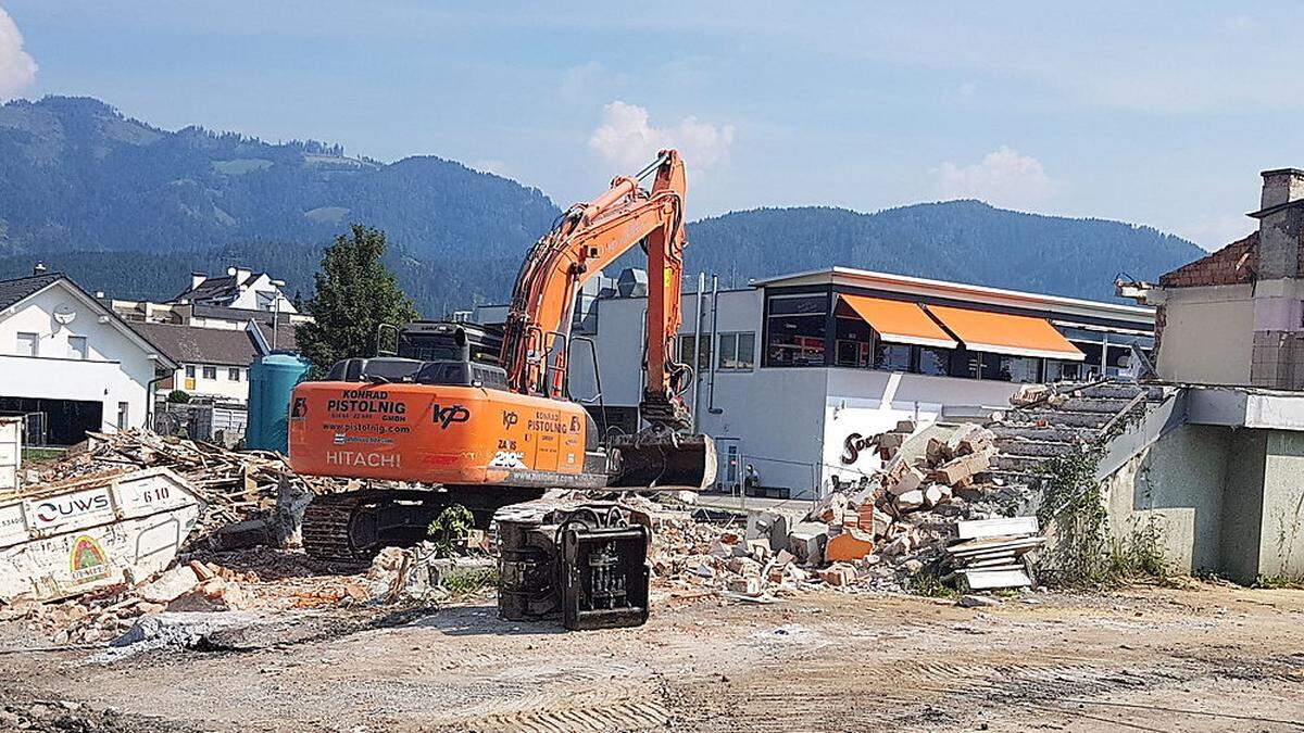 Die Arbeiten laufen bereits auf Hochtouren. Im Hintergrund mit den in Orange gehaltenen Sonnensegeln: das Restaurant Heinz