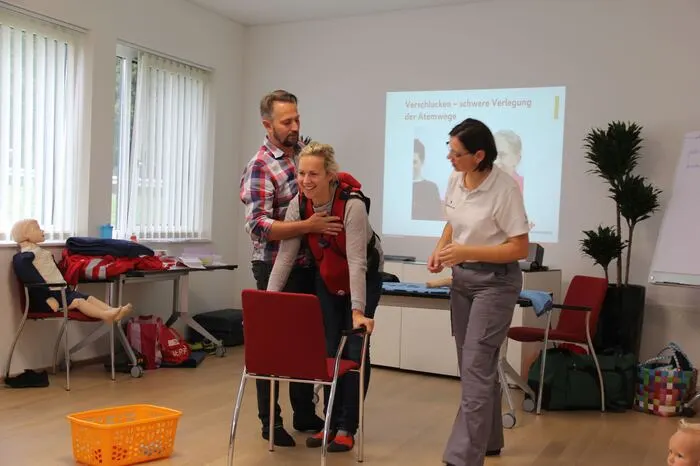 Besonders wichtig sind lebensrettende Sofortmaßnahmen, wie etwa die stabile Seitenlage oder die Herzdruckmassage. Einfache Handgriffe, die jeder beherrschen kann, können für das Überleben des kleinen Patienten entscheidend sein.