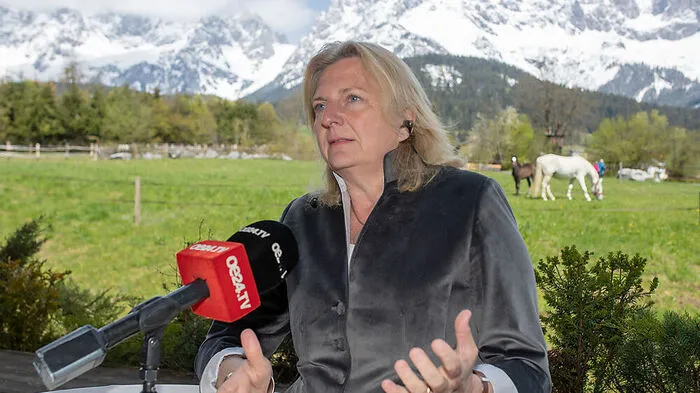 Auf Entschluss der russischen Regierung sitzt Österreichs ehemalige Außenministerin Karin Kneissl seit Juni 2021 im Aufsichtsrat der staatlich-russischen Rosneft.