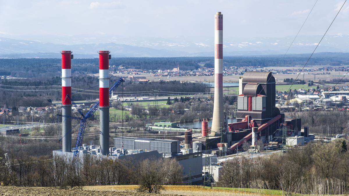 Als letztes Kohlekraftwerk in Österreich hat das Fernheizkraftwerk Mellach mit dem Brennstoff Steinkohle Strom und Wärme erzeugt. Es wurde im April 2020 stillgelegt. Nun soll es wieder reaktiviert werden, um im Notfall wieder Kohle zu verbrennen