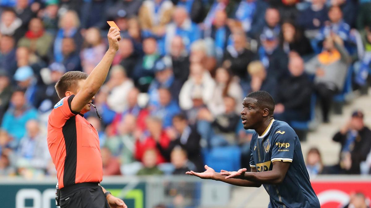 Stanley Nsoki von der TSG Hoffenheim kassierte die rote Karte, dann kippte die Partie 