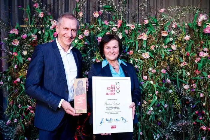 Kategorie Ehrenamt: Barbara Weber mit Sponsorenvertreter Josef Pesserl, Präsident der Arbeiterkammer Steiermark