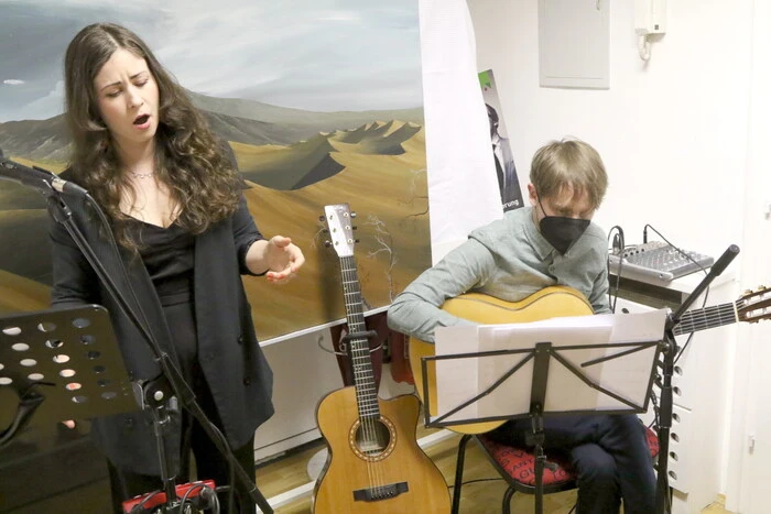 Für den musikalischen Aufputz sorgten Marina Colda (Sopran) und Thomas Obernosterer (Gitarre). 