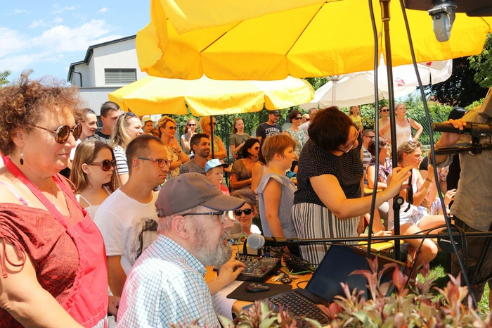 Die Heimbewohner gestalteten ein lustiges Sommerfest.