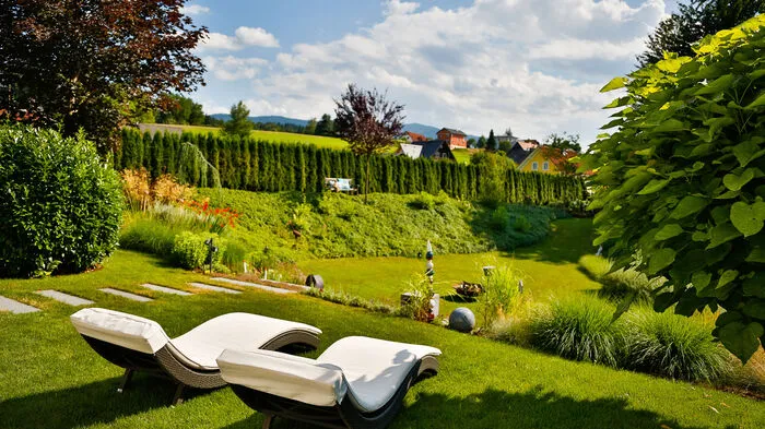 Der Blick von der Terrasse beim Haus über und in den Garten...