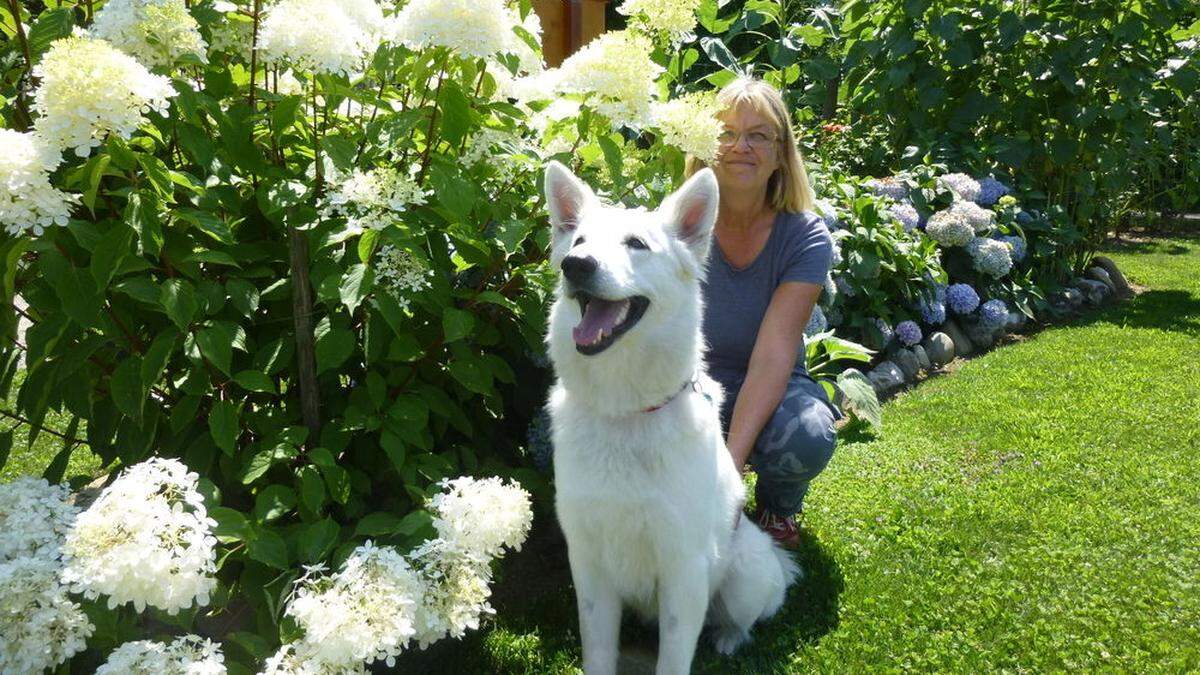 Irmtraud Pribas mit Hündin &quot;Luna&quot; im Stadtgarten Deutschlandsberg