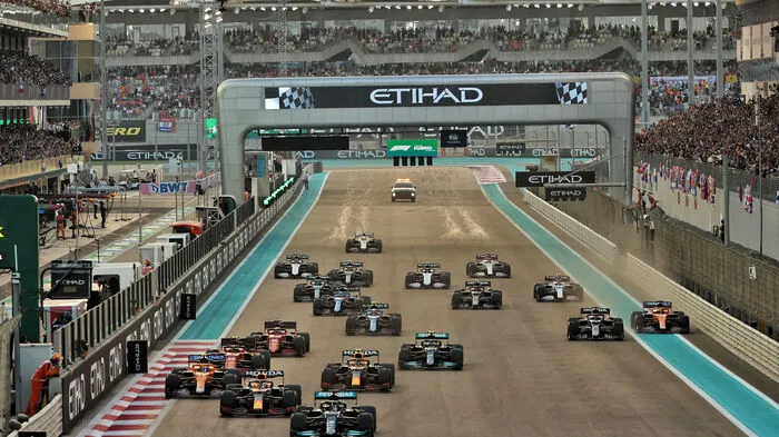 Max Verstappen verschläft auf der Pole-Position liegend den Start in Abu Dhabi, Lewis Hamilton liegt ab der ersten Kurve in Führung.