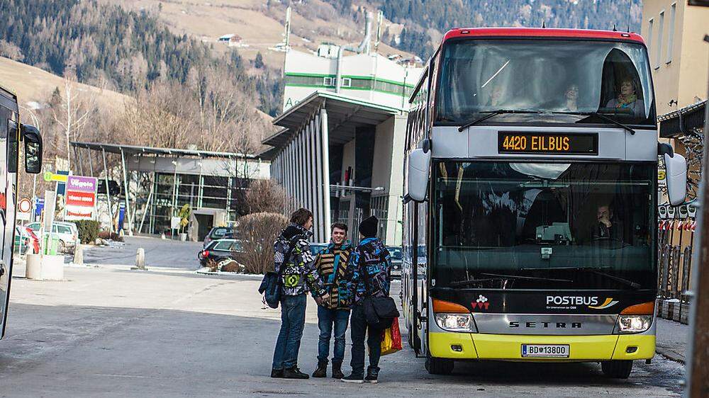 Im Direktbus von Lienz nach Innsbruck müssen immer wieder Passagiere auf der Treppe Platz nehmen.