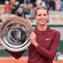 Siegerin Lilli Tagger AUT mit dem Pokal, Maedchen Einzel, Girls Singles, Siegerehrung, Presentation Tennis - French Open 2025 - Roland Garros - Paris - - France - 7 June 2025. *** Winner Lilli Tagger AUT with the trophy, Girls Singles, Award Ceremony, Presentation Tennis French Open 2025 Roland Garros Paris France 7 June 2025 Copyright: xJuergenxHasenkopfx