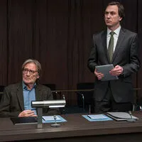 Filmszene aus "Gott": Der ehemalige Architekt Richard Gärtner (Matthias Habich, links) und sein Rechtsanwalt Biegler (Lars Eidinger) erläutern ihre Position. 