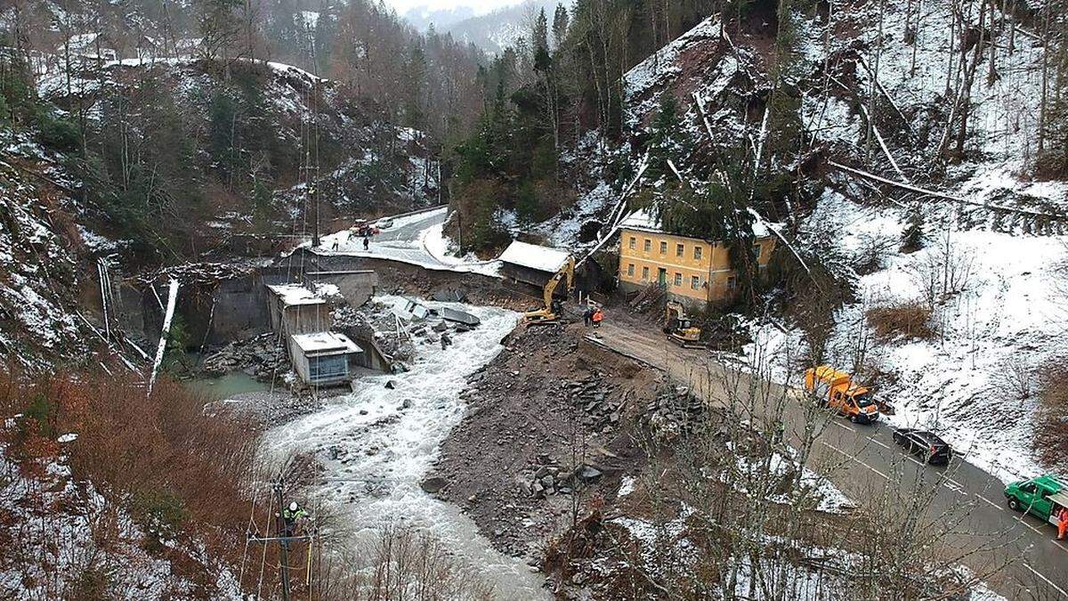 Der halbe Wald auf dem Hausdach, die Straße weggerissen – solche Bilder zeigten, welche Naturgewalten in Unterkärnten gewütet haben