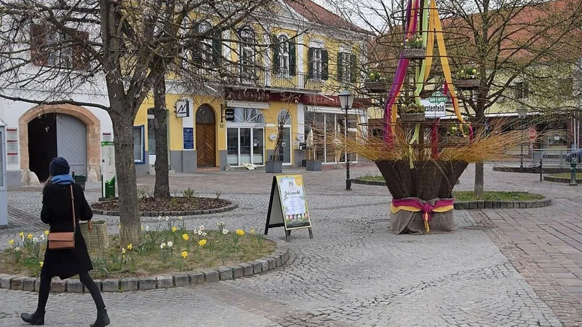Noch verbreiten der Fürstenfelder Hauptplatz und viele der Schaufenster Osterstimmung