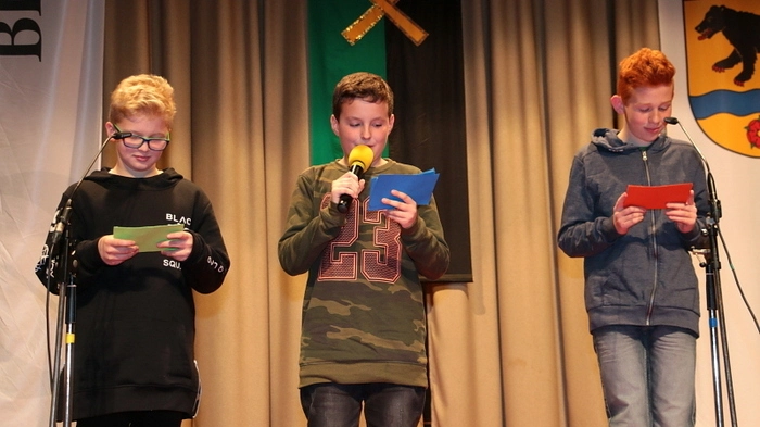 Im Festsaal begeisterten Schülerinnen und Schüler der Neuen Mittelschule Bärnbach die Zuseher mit einem bunten Programm rund um den Bergbau und die heilige Barbara.
