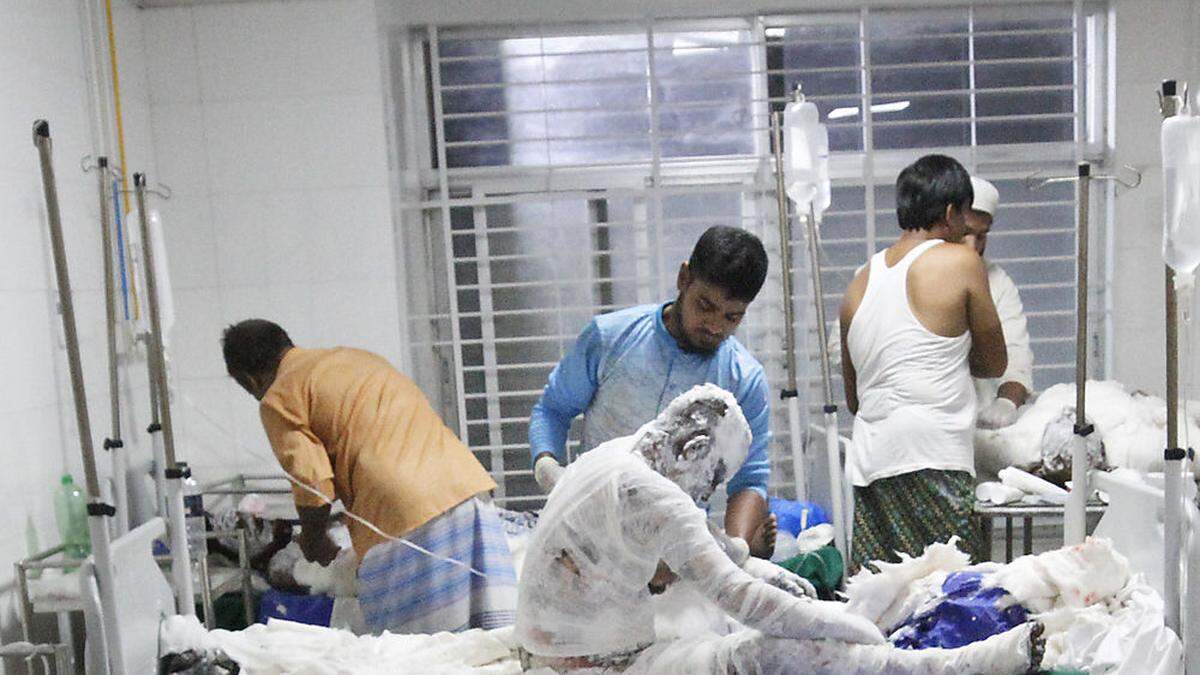 Von den insgesamt 40 Verletzten seien zehn in der Nacht zum Samstag in einem Krankenhaus in Dhaka gestorben