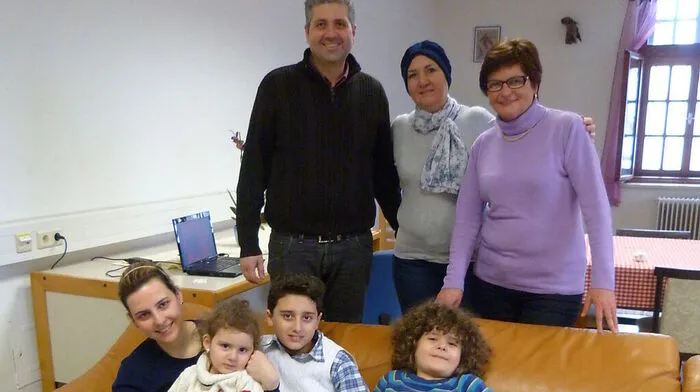 Die Familie Murrawi mit ihrer „guten Seele“ Anna Mir (stehend rechts) ist in der Mickl-Kaserne in Bad Radkersburg untergekommen.