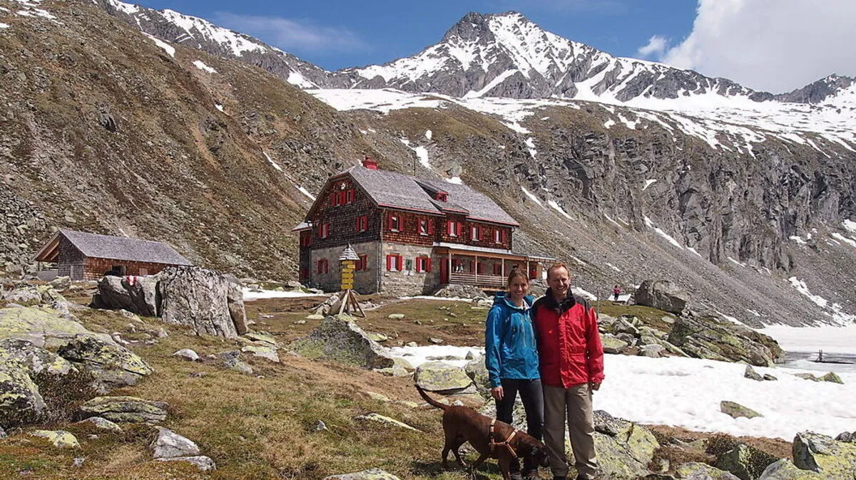 Hans und Manuela Fleissner vor ihrem Schmidhaus 