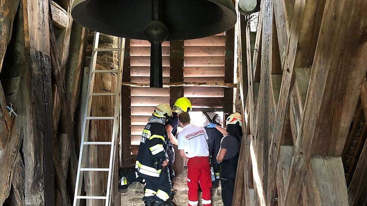 Durch das schmale Fenster wurde der Verletzte ins Freie gebracht