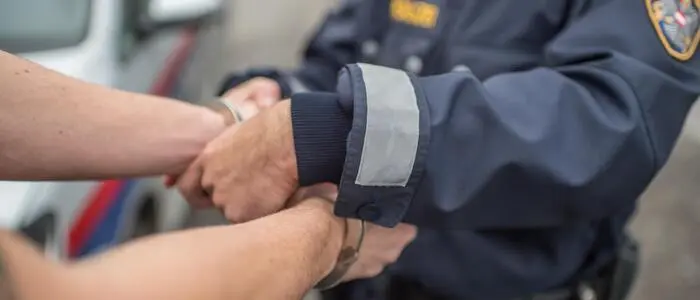 Nachdem ein 29-Jähriger Schläge angedeutet hatte, wollte die Polizei Handschellen anlegen – danach begann der Mann zu beißen und zu treten