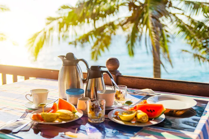 5. Gerade im Urlaub neigen viele dazu sich den Bauch vollzuschlagen und sich wahllos durch das Buffet zu schlemmen. Die Reue kommt spätestens nach ein paar Tagen: Der Bauch spannt, die Hose zwickt. Deshalb sollten Sie Ihren Teller beim Buffet nicht wahllos befüllen. Genießen Sie bewusst. 