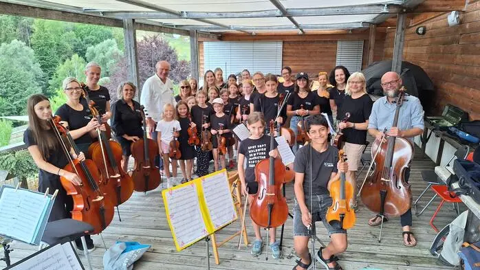 Chocolatier Josef Zotter mit den Musikerinnen und Musikern der SO!Streich