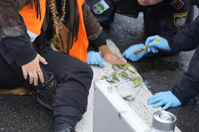 Die mit diesem Vorgehen bereits vertraute Polizei war rasch zur Stelle, es dürfte wie an den bisherigen Tagen Anzeigen geben, da die Aktionen nicht angemeldet waren.