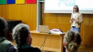 Das Foto zeigt Schlafmedizinerin Michaela Maria Matzbacher im Festsaal der MedienHAK in Graz 