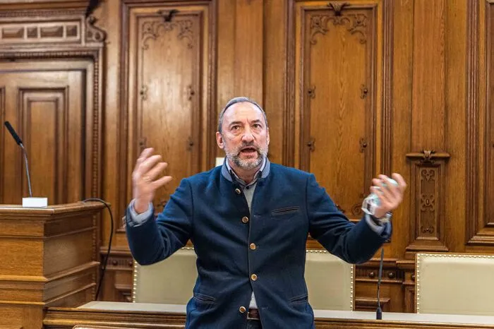 Mario Eustacchio (FPÖ): Der PragmatikerStimme der Autofahrer, Verständnis für rechtsextreme Aktivisten, wenig Verständnis für Ausländer und Klimaschutzpolitik: Man weiß, wofür Vizebürgermeister Mario Eustacchio steht. Von der ÖVP als bequemer Koalitionspartner lange geschätzt, von der Opposition als Nagl-Beiwagerl tituliert, hat er nur zarte politische Spuren hinterlassen: Die Zugangsregeln zum Gemeindebau wurden verschärft, die Marktplätze saniert und er hat blaue Personalpolitik betrieben. Ganz alter Stil. Seine größte Prüfung: Als erster Vizebürgermeister überhaupt musste er sich einem Misstrauensantrag stellen, nachdem er die Identitären gelobt hatte. Bestand die Prüfung dank der ÖVP. Fazit: Pragmatisch, aber wenig Gestaltungswille und kaum Gesprächsbereitschaft gegenüber Institutionen,deren Weltbild er nicht teilt.