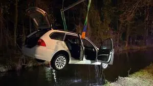 Auto wird aus einem Bach gehoben