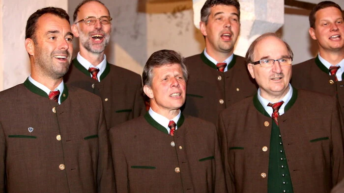 Wenn das kein Grund zum Feiern ist! Bereits seit 70 Jahren gibt es die Sängerrunde Obermühlbach (unser Foto). 