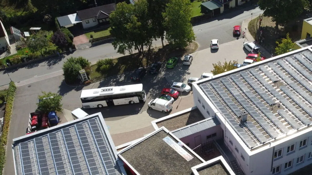 Der Gebäudekomplex der VS Oberaich wird nun über Photovoltaik-Module mit umweltfreundlichem Sonnenstrom versorgt