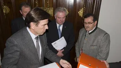 Otmar Hiebaum (r.), Sprecher der Gemeindeinitiative, mit Landeshauptmann Franz Voves und dessen Stellvertreter Hermann Schützenhöfer